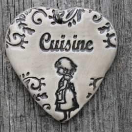 faïence coeur "Cuisine" (petite fille en tablier)