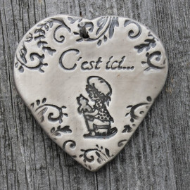 faïence coeur "C'est ici" (petite fille sur le pot)