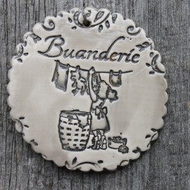 faïence ronde "Buanderie" (petite fille et fil à linge)