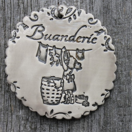 faïence ronde "Buanderie" (petite fille et fil à linge)