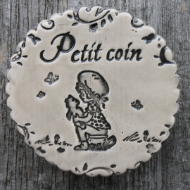 faïence ronde "Petit coin" (petite fille sur son pot)