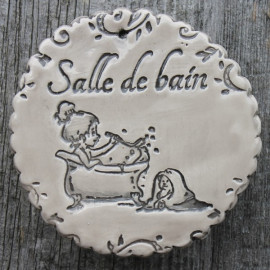 faïence ronde "Salle de bain" (petite fille dans son bain)