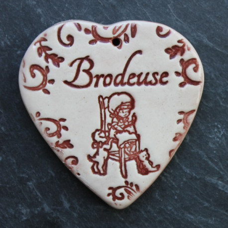 faïence coeur "Brodeuse" (petite fille brodant)